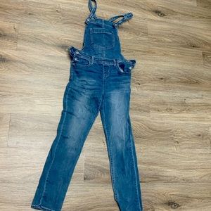 A cute overall!! In Good condition and super fashionable!